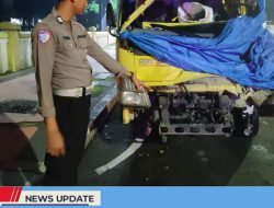 DIDUGA KURANG KONSENTRASI, TRUCK RODA 6 MUATAN PLASTIK TABRAK TRUCK TEBU YANG TENGAH PARKIR DISAMPING JALAN