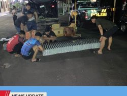 PICK UP BERMUATAN RATUSAN BOTOL ARAK DIAMANKAN SAT RES NARKOBA POLRES BLITAR SAAT MELAKUKAN PENGIRIMAN