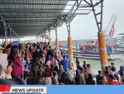HUJAN DERAS TAK SURUTKAN SEMANGAT WARGA SAKSIKAN TRADISI LARUNG SESAJI DI PANTAI TAMBAKREJO