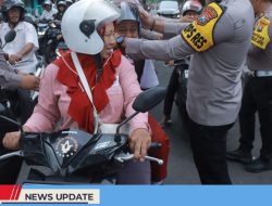 HARI KEDUA OPERASI PATUH SEMERU 2025, POLRES BLITAR KOTA BAGIKAN HELM DAN COKLAT BAGI PENGGUNA JALAN YANG TERTIB