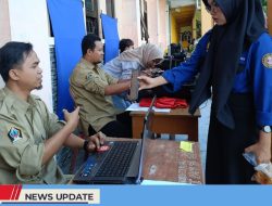 JEMPUT BOLA KE SEKOLAH, DISPENDUKCAPIL KABUPATEN BLITAR LAYANI PEREKAMAN KTP-EL PEMULA DAN AKTIVASI IKD
