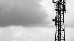 TAK KANTONGI IZIN, TOWER DI DESA PLOSOREJO DI KABUPATEN BLITAR DI SEGEL PETUGAS GABUNGAN