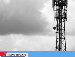 TAK KANTONGI IZIN, TOWER DI DESA PLOSOREJO DI KABUPATEN BLITAR DI SEGEL PETUGAS GABUNGAN