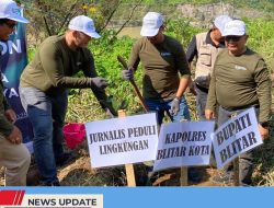 AKSI NYATA PEDULI LINGKUNGAN, JURNALIS BLITAR TANAM POHON DI LAHAN RAWAN TAMBANG