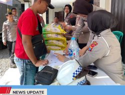 POLRES BLITAR SALURKAN BERAS MURAH DALAM PROGRAM STABILISASI PASOKAN DAN HARGA PANGAN DI DUA DESA