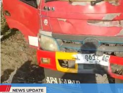 KURANG KONSENTRASI, PEMOTOR DI SRENGAT TABRAK TRUK RODA 6