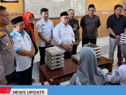 RIBUAN PELAJAR DI WLINGI NIKMATI PROGRAM MAKAN BERGIZI GRATIS, BUPATI BLITAR LAKUKAN PENINJAUAN