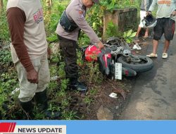 TABRAKAN ADU BANTENG ANTARA PICK UP DAN PEMOTOR, KORBAN LANGSUNG DILARIKAN KE RUMAH SAKIT