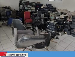 BARANG BEKAS KANTOR DILELANG, RP104 JUTA MASUK KAS DAERAH KABUPATEN BLITAR