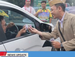 UNIK! PETUGAS DAN RAILFANS KENAKAN KOSTUM PAHLAWAN SAAT SOSIALISASI KESELAMATAN PERLINTASAN REL KA
