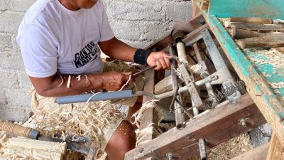PULUHAN TAHUN TEKUNI USAHA PEMBUATAN BIDAK CATUR, DIUSIA RENTA MBAH DJITO MASIH TERAMPIL SEPERTI WAKTU MUDA