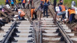 TINGKATKAN KESELAMATAN PERJALANAN KERETA API, KAI DAOP 7 MADIUN LAKUKAN PENGGANTIAN WESEL DI STASIUN TALUN