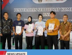 DINAS TENAGA KERJA KABUPATEN BLITAR SERAHKAN 166 SERTIFIKAT KOMPETENSI BNSP