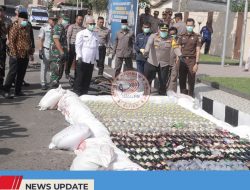 KOMITMEN JAGA KAMTIBMAS, POLRES BLITAR MUSNAHKAN RIBUAN BOTOL MIRAS DAN KNALPOT BRONG