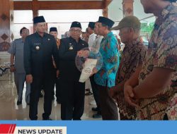 AKHIR TAHUN 2025, BUPATI BLITAR SERAHKAN 3.132 SERTIPIKAT REDISTRIBUSI TANAH PPTPKH