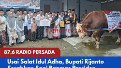 Usai Salat Idul Adha, Bupati Rijanto Serahkan Sapi Banmas Presiden Prabowo Berbobot 1,076 Ton di Masjid Syekh Subakir Penataran
