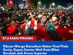 Ribuan Warga Ramaikan Nobar Final Piala Dunia, Depan Kantor Wali Kota Blitar Berubah Jadi Arena Suporter