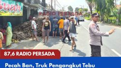 Pecah Ban, Truk Pengangkut Tebu Terguling di Jalur Kediri-Blitar Tabrak Mobil dan Motor
