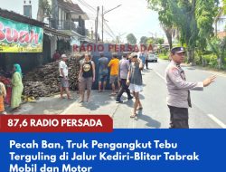 Pecah Ban, Truk Pengangkut Tebu Terguling di Jalur Kediri-Blitar Tabrak Mobil dan Motor