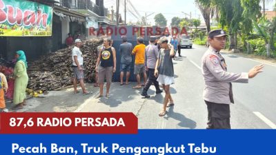 Pecah Ban, Truk Pengangkut Tebu Terguling di Jalur Kediri-Blitar Tabrak Mobil dan Motor