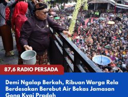 Demi Ngalap Berkah, Ribuan Warga Rela Berdesakan Berebut Air Bekas Jamasan Gong Kyai Pradah